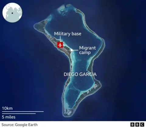 Map showing a satellite image of Diego Garcia with the location of the military base and the camp where the migrants are being held