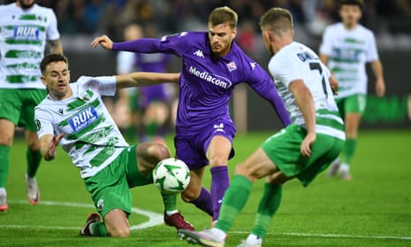 Lucas Beltrán is surrounded by TNS players