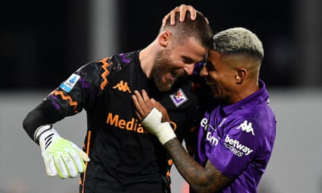 David de Gea celebrates with teammate Dodô after Albert Gudmundsson scored Fiorentina’s second goal.