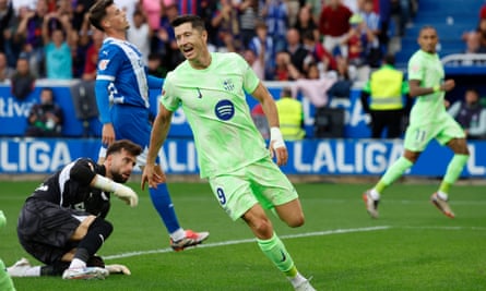 Robert Lewandowski celebrates scoring Barcelona’s second goal at Alavés.