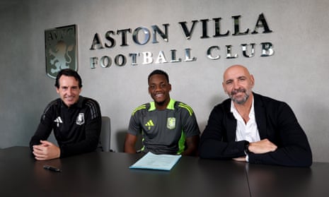 Jhon Durán flanked by manager Unai Emery (left) and Villa’s director of football Monchi.